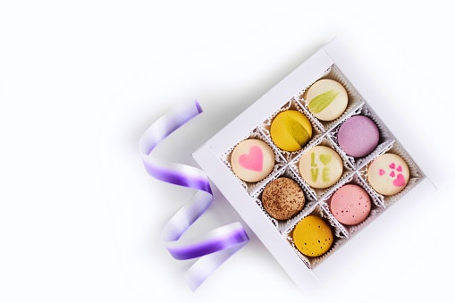 Temukan macaron yang dikemas dalam box cantik jika Anda mau menghadiahkannya kepada teman