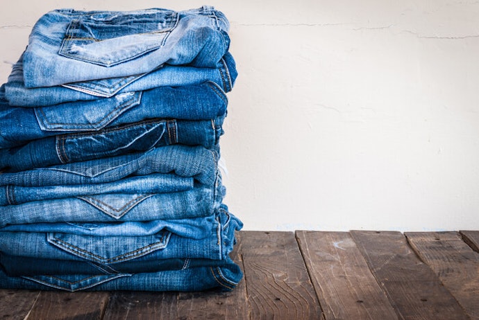 Perhatikan proses pencucian pertama untuk reprinted jeans