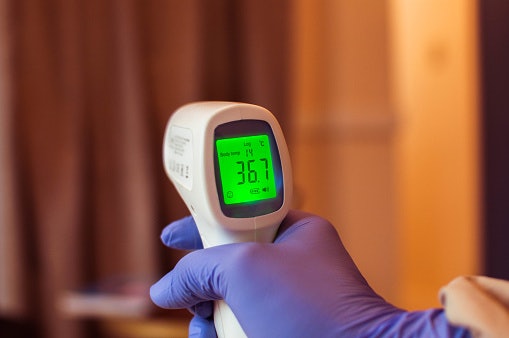 Utamakan termometer infrared dengan rentang suhu pengukuran tubuh manusia atau memiliki Body Temperature Mode