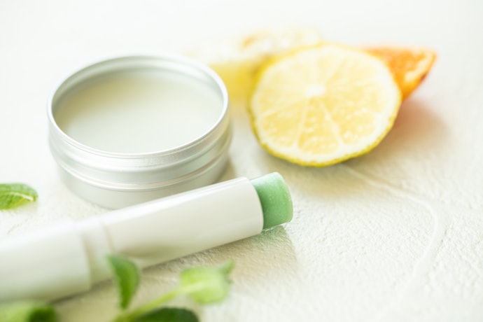 Jika bibir sensitif, hati-hati terhadap kandungan menthol, mint, champor, dan phenol karena bisa menyebabkan iritasi