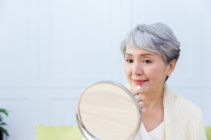 Untuk menghadiri pesta atau acara adat, pilihlah warna lipstik yang lebih bold