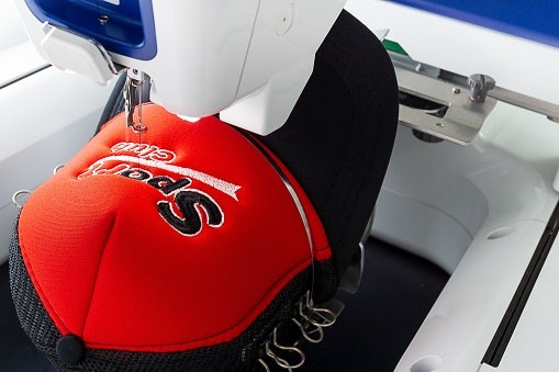 Pertimbangkan motif topi: Polos, sulaman, atau sablon