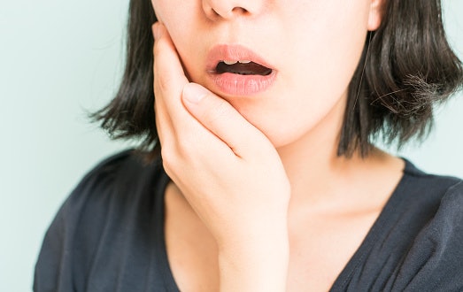 Jika gigi jadi ngilu atau sensitif, pertimbangkan pasta gigi untuk gigi sensitif yang mengandung potassium nitrate atau kombinasi kalsium dan fosfat