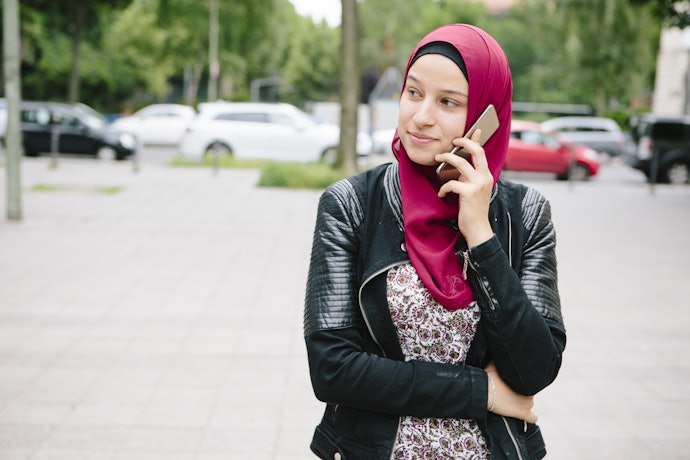 Untuk jaket kulit wanita berhijab, cari model coat atau jaket kulit panjang selutut