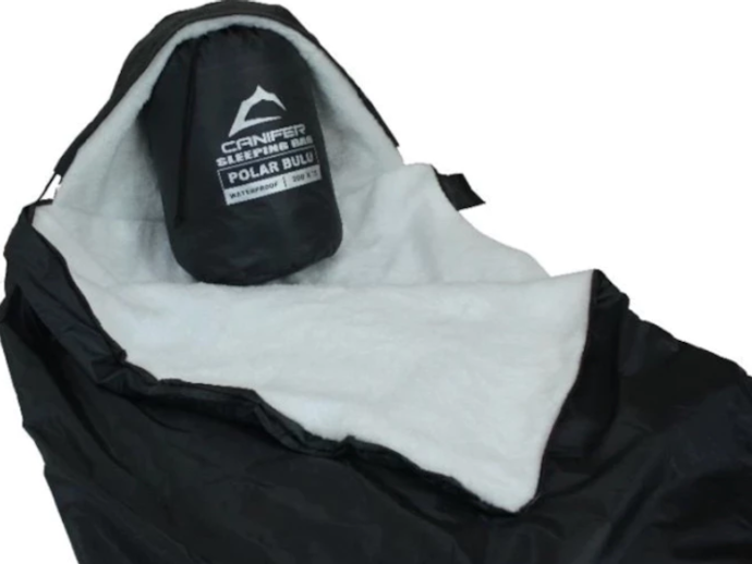 Utamakan sleeping bag dengan rating suhu 10–25°C agar nyaman dipakai di pegunungan atau dataran tinggi
