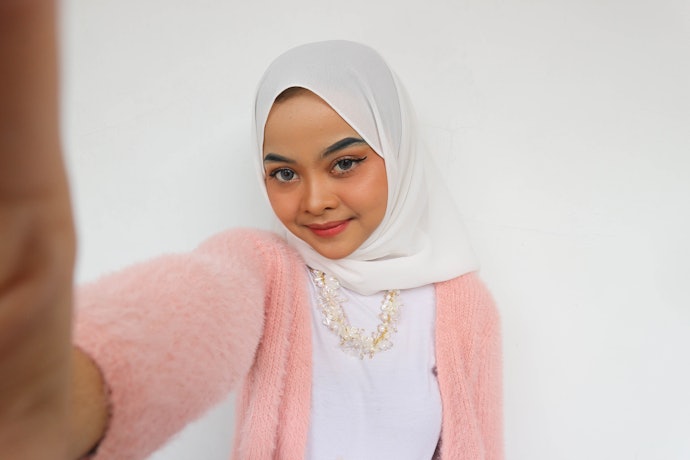 Anda yang berhijab bisa menggunakan kalung panjang yang dilengkapi liontin yang menjuntai
