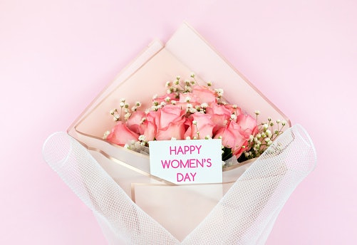 Gunakan tissue paper dan cellophane paper untuk membungkus buket bunga
