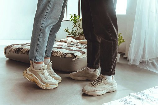 Perkuat cinta Anda dengan memberikan barang couple, seperti jam tangan, sepatu, atau cincin couple