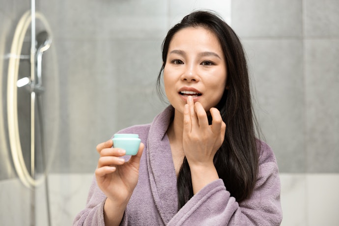 Utamakan lip scrub yang bebas alkohol dan parfum