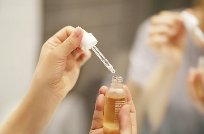 Jika wajah terlihat kusam karena banyak bekas jerawat, selingi juga dengan exfoliating serum yang mengandung AHA atau BHA