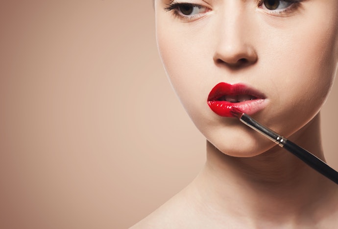 Cek ketahanan lip stain pada bibir Anda