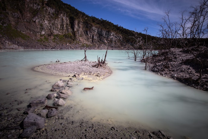 Pilih tempat wisata di Bandung Selatan seperti Ranca Upas dan Kawah Putih bila Anda menyukai wisata alam