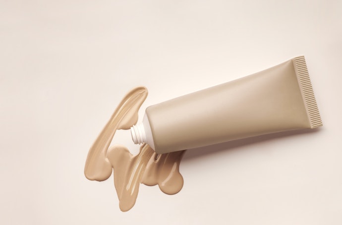 Pastikan keberadaan klaim SPF atau UV filter pada foundation