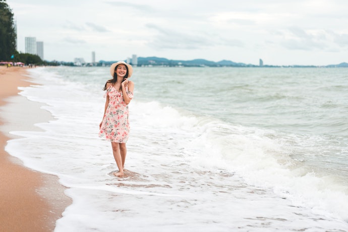 Untuk casual style, kenakan model summer dress atau simple dress