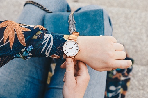Sesuaikan ukuran jam tangan dengan pergelangan tangan Anda