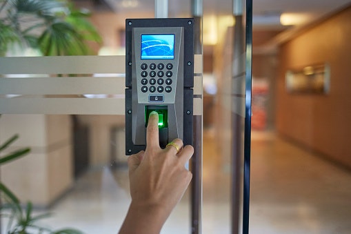 Bila mencari smart door lock untuk kantor, cari kunci dengan fitur pencatatan aktivitas