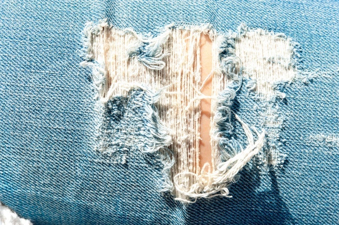 Untuk memaksimalkan OOTD kasual, pakai skinny jeans ripped atau warna acid wash dan putih