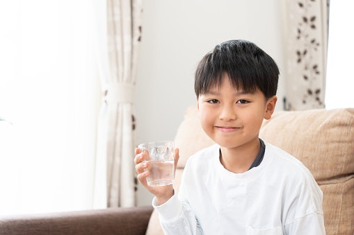 Untuk mencegah terjadinya dehidrasi, pilihlah oralit yang kandungannya sudah sesuai dengan kebutuhan cairan anak