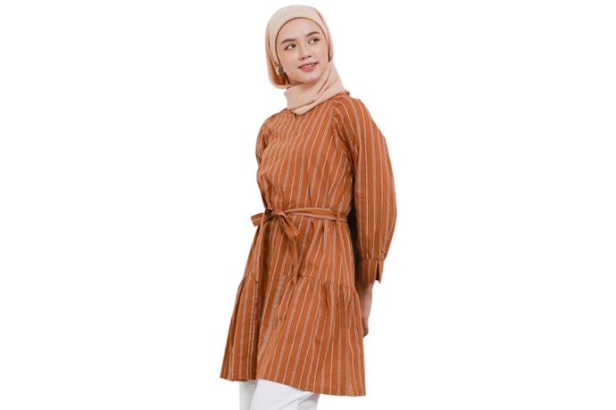 Perhatikan detailnya, seperti tali pinggang, ruffle, dan lainnya