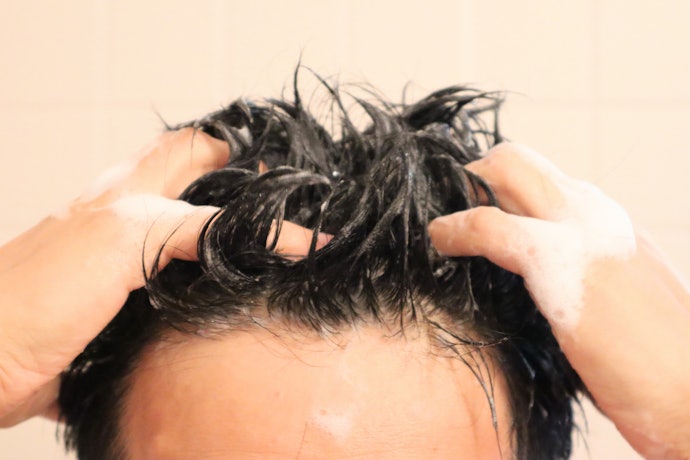 Supaya rambut terhidrasi dengan baik, pilihlah conditioner yang mengandung pelembap humektan dan emolien