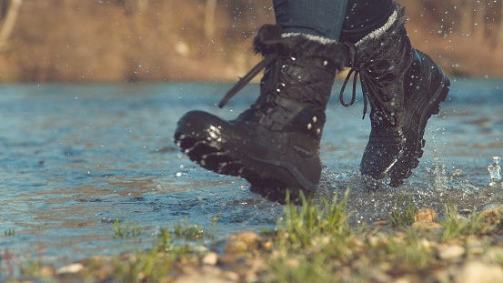 Pastikan sepatu touring dibuat dari material antiair