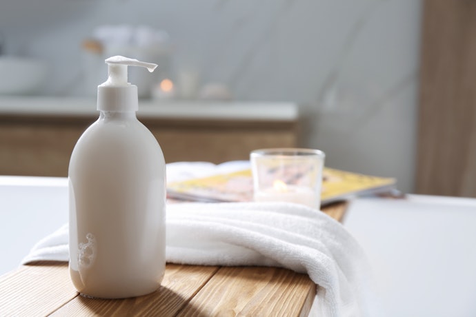 Jika Anda punya masalah kulit kusam, pilih yang mengandung AHA, BHA, atau PHA atau temukan yang dilengkapi scrub