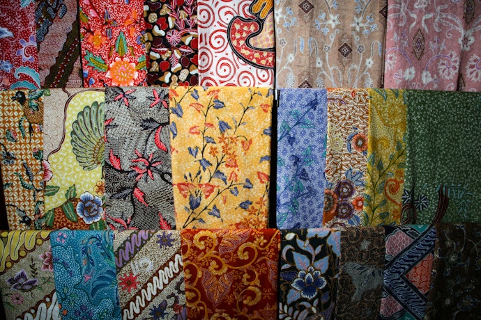 Carilah rok batik dengan motif modern untuk mendapatkan tampilan yang lebih kasual