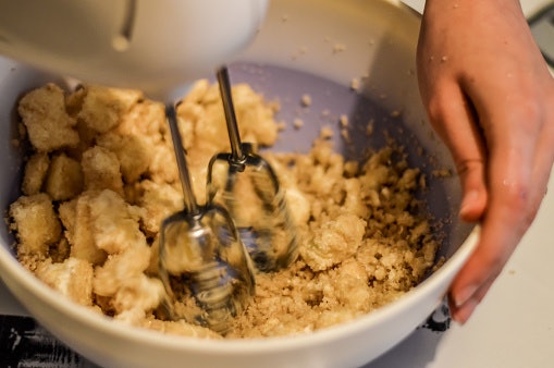 Agar makin awet, pertimbangkan hand mixer dengan fitur tambahan seperti pencegah overheating dan pengaman
