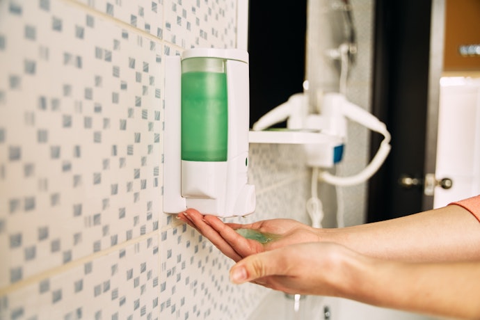 Untuk di kamar mandi, prioritaskan tipe dispenser tempel yang lebih hemat tempat