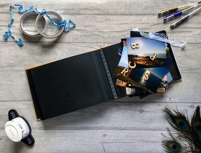 Jika ingin mengkreasikan dan menghias foto, cobalah scrapbook