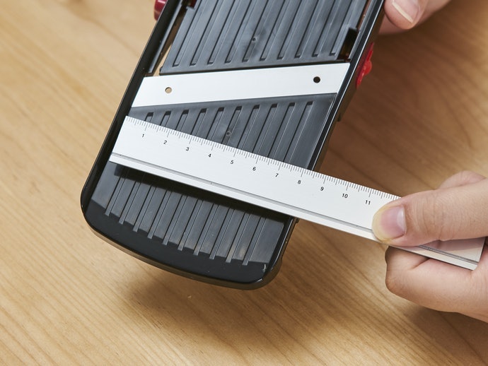 Pilihlah mandoline slicer dengan lebar pisau sekitar 8 cm atau lebih