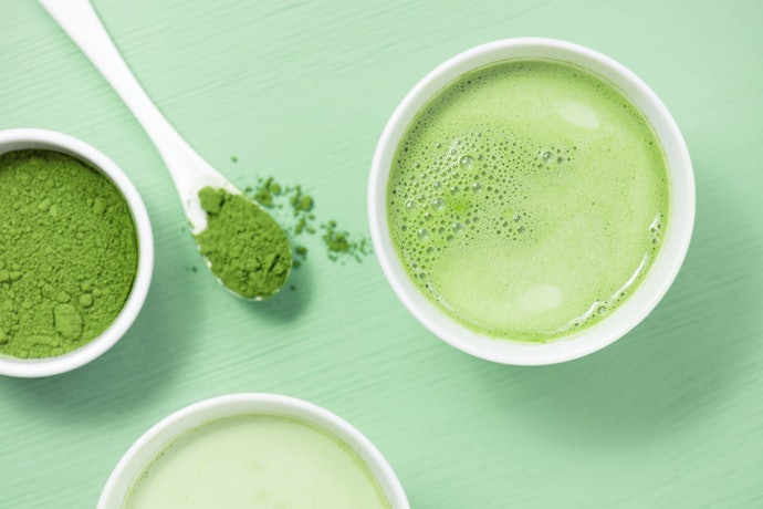 Pilih bubuk matcha yang berwarna hijau gelap