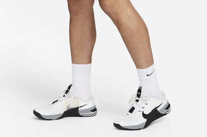 Gunakan ukuran 0,5–1 cm lebih besar karena sepatu Nike berbentuk ramping