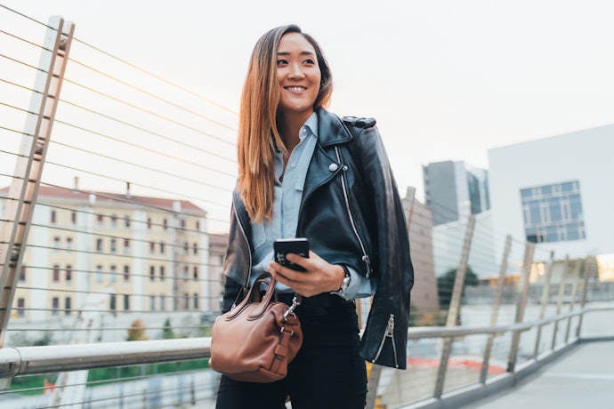 Ingin style harian yang kece? Pakai model jaket kulit crop, biker, bomber, dan jaket kulit ala wanita Korea
