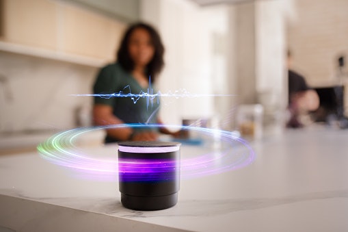 Untuk dihubungkan dengan perangkat pintar lain di rumah, pastikan speaker terintegrasi dengan smart home dan ekosistemnya sama