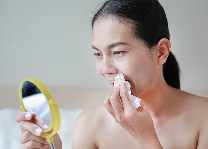 Jika Anda perlu memakai lip cream lebih dari 4 jam, carilah produk dengan klaim waterproof atau transferproof