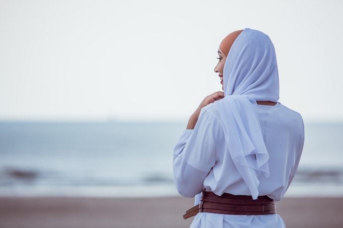 Untuk baju pantai hijab, pakai maxi dress, kemeja pantai oversize, kaftan, hingga celana kulot yang sopan