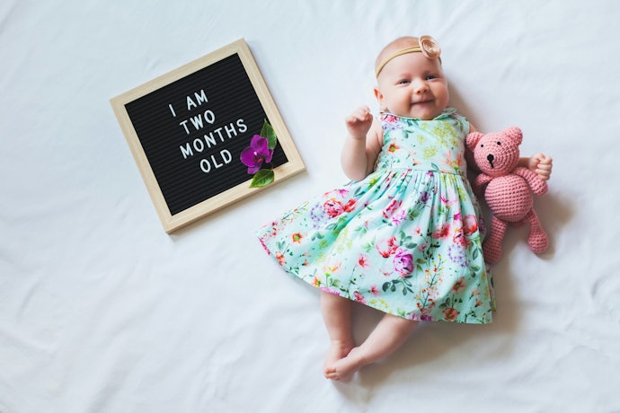 Untuk bayi usia 6-12 bulan, hindari baju bayi dengan kancing atau mote agar tidak tertelan
