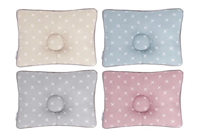 Pertimbangkan bantal donat atau berlubang yang diklaim membantu menjaga bentuk kepala bayi baru lahir