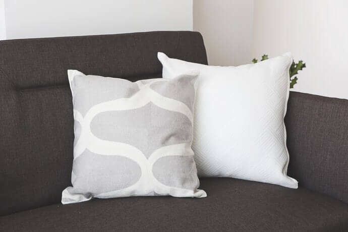 Sesuaikan dengan ukuran bantal sofa Anda