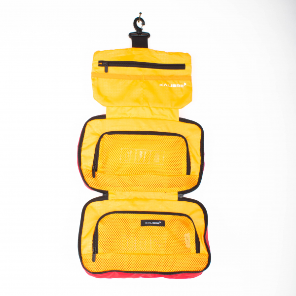 Pilih travel pouch yang bisa digantung