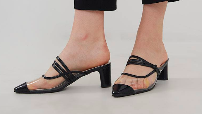 Mau yang kekinian? Pilih sepatu jelly wedges, flats, tali gladiator, hingga model Korea