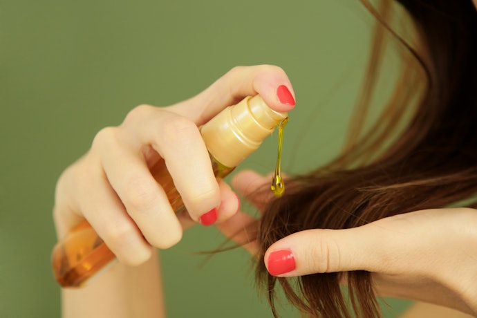 Untuk menjaga kelembapan rambut, pilih jenis pelembap humektan dan emolien