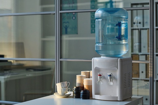 Untuk Anda yang tinggal di kost atau kontrakan, pilihlah dispenser galon atas atau table top
