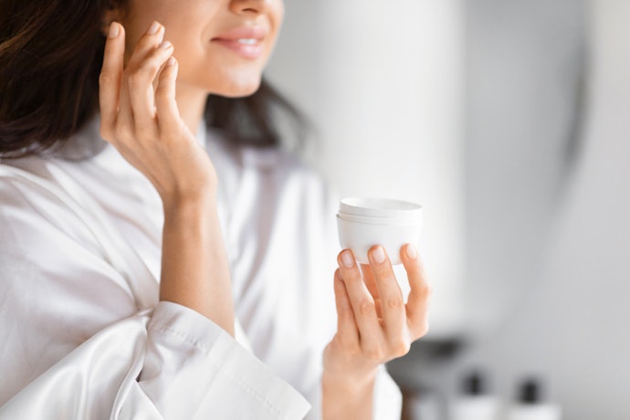 Pilih krim malam dengan kombinasi pelembap, seperti hyaluronic acid, gliserin, atau ceramide