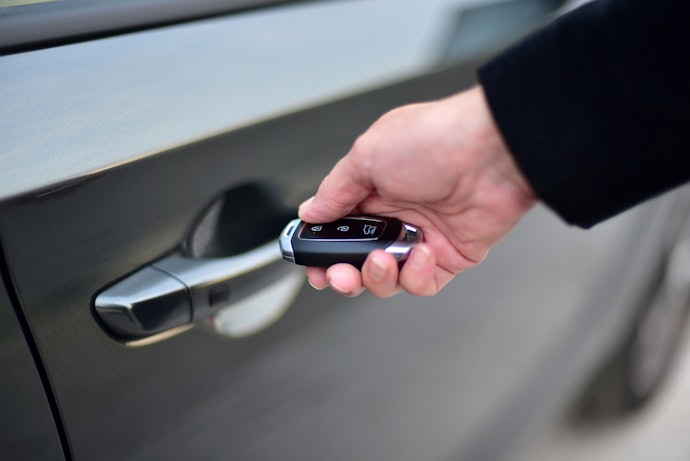 Pastikan alarm mobil memiliki sensor peringatan untuk mencegah terjadinya pembobolan atau pencurian