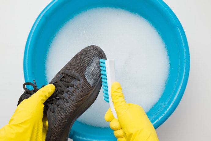 Untuk membersihkan sepatu kanvas atau sepatu olahraga, pilih standard brush atau medium brush dari nilon