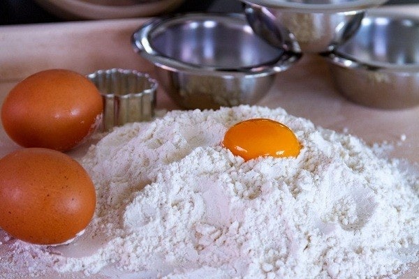 Pilih yang berbahan tepung terigu untuk keripik brownies yang populer atau mudah dicari di pasaran
