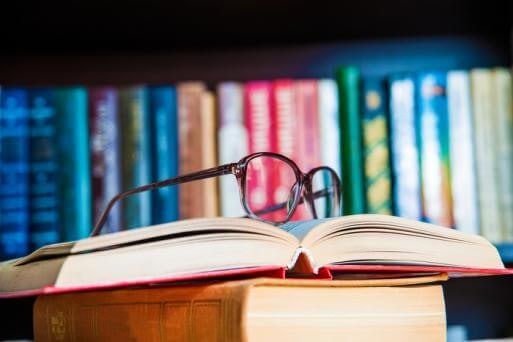 Pilih ukuran kacamata baca sesuai usia, khususnya umur 50 tahun atau lebih yang menderita presbiopia