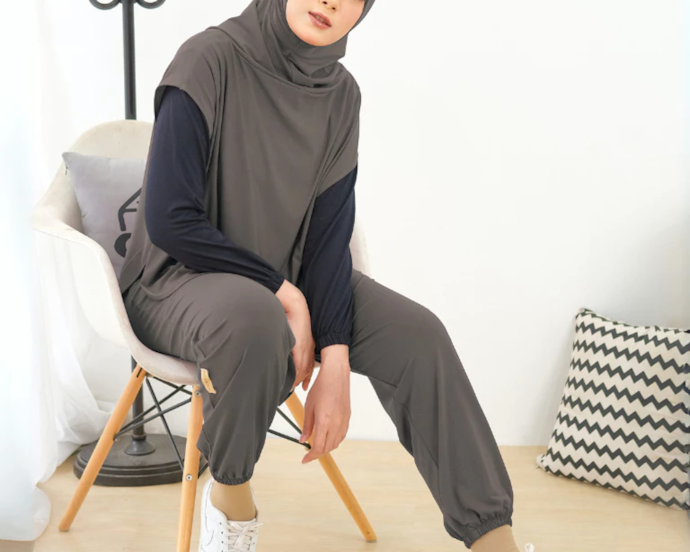 Anda yang berhijab bisa memilih sportswear dari HELAIRINDU atau Terrel